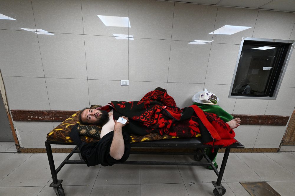 ein verwundeter Mann auf einem Krankenhausbett in einem Flur