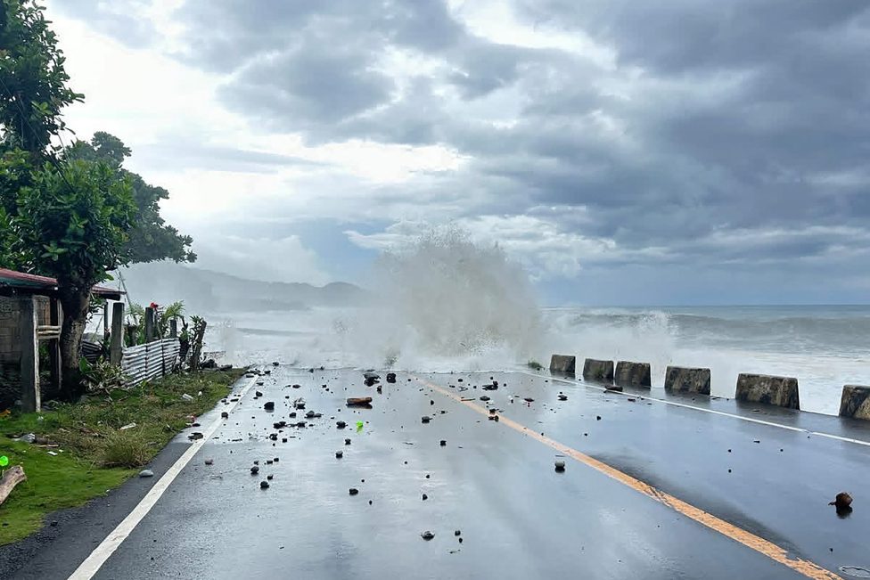 Taifun fegt über Straße