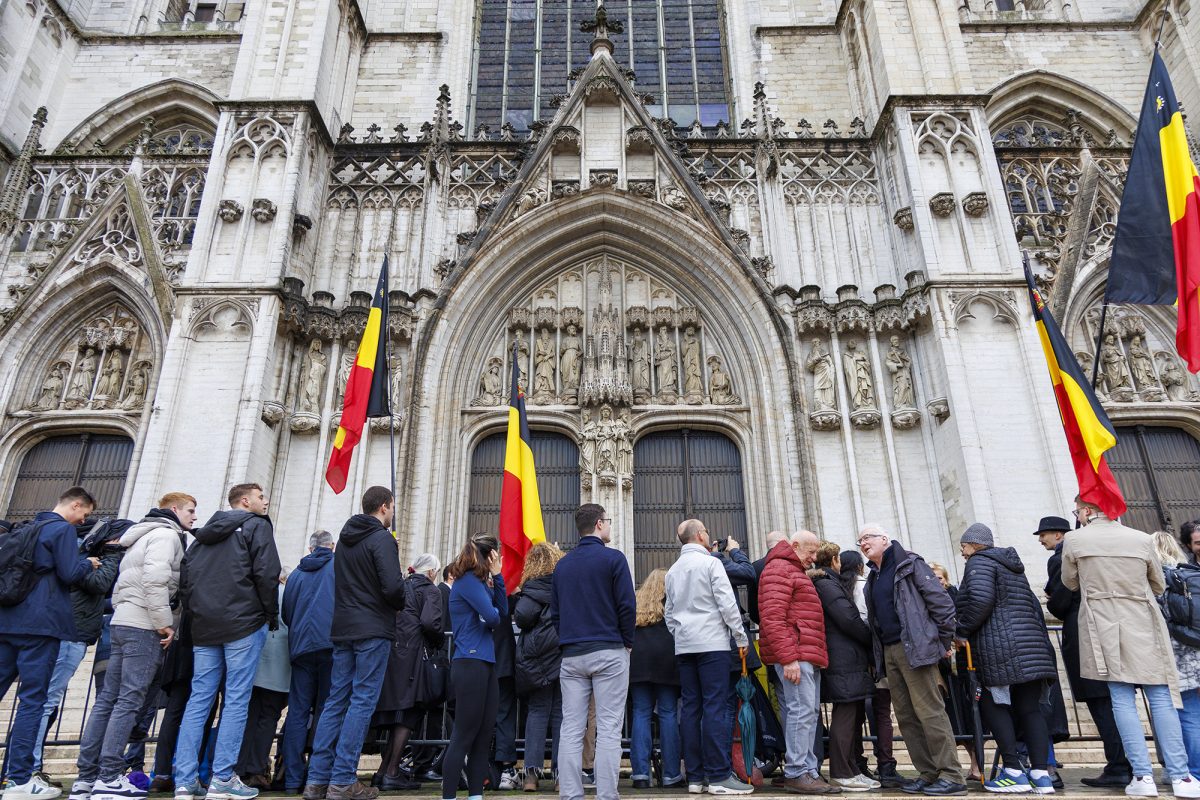 Menschen mit belgischen Fahnen vor der Kirche St. Michael und Gudula am Tag der Dynastie 2025