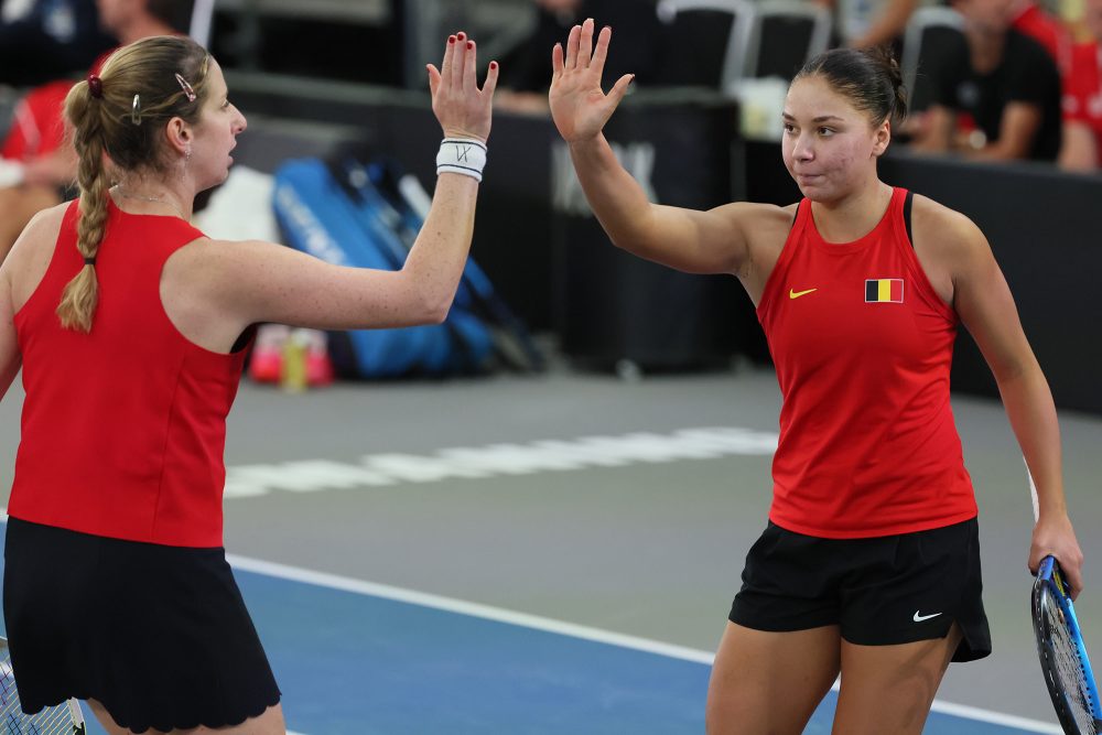 Magali Kempen (links) und Sofia Costoulas holen im Doppel den entscheidenden Punkt