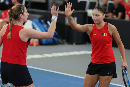 Magali Kempen (links) und Sofia Costoulas holen im Doppel den entscheidenden Punkt