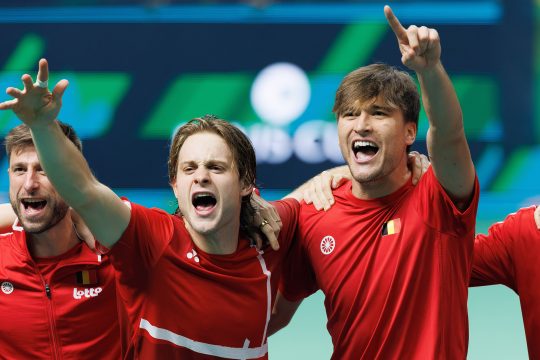 Sander Gillé, Zizou Bergs und Raphaël Collignon bejubeln den Viertelfinalsieg gegen Frankreich