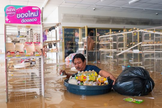 ein Mann steht bis zur Brust im Wasser