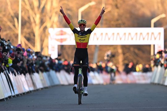 Strahlender Sieger: Thibau Nys jubelt in Tabor