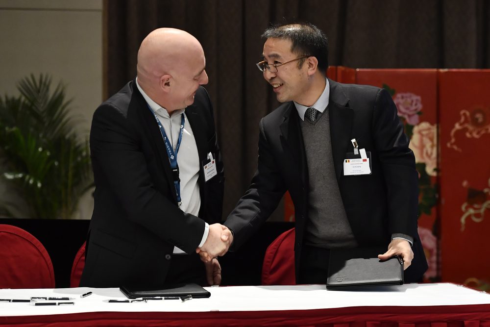 Trasis-Manager Emmanuel Bertrand und Xiaoping Hu, General Manager bei Beijing Pet, schütteln sich die Hand