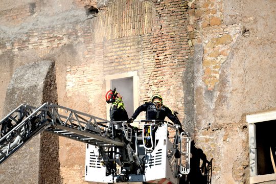 Feuerwehrleute in Kran am Conti-Turm in Rom