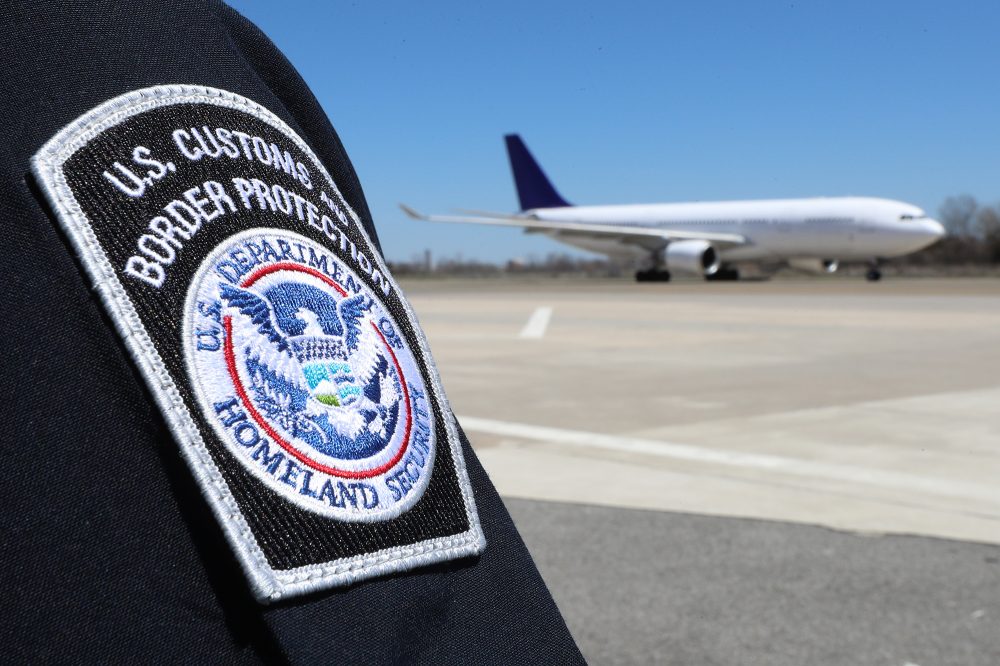 Ein -Grenzkontrollbeamten an einem US-Flughafen