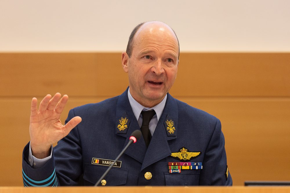 Armeechef Frederik Vansina im Kammerausschuss