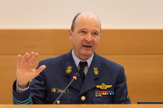 Armeechef Frederik Vansina im Kammerausschuss