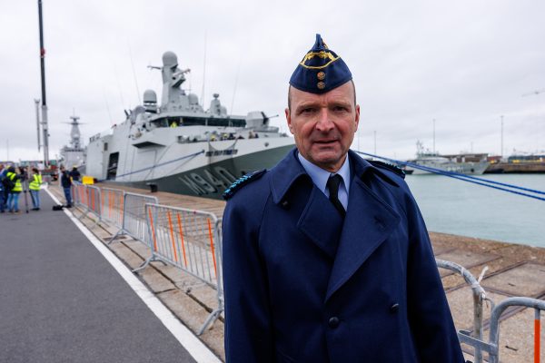Belgiens Armeechef Frederik Vansina am Marinestützpunkt Zeebrugge, im Hintergrund hat ein Minenabwehrschiff festgemacht