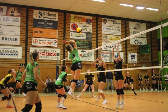 Die Damen des VBC Lommersweiler feiern verdienten 3:1-Sieg gegen Stevoort