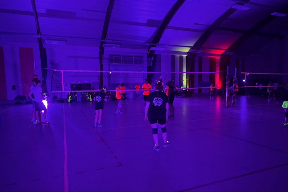"Volleyball in the Dark" feiert erfolgreiche Premiere in Raeren
