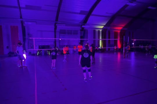 "Volleyball in the Dark" feiert erfolgreiche Premiere in Raeren