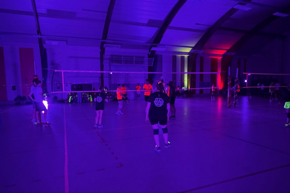 "Volleyball in the Dark" feiert erfolgreiche Premiere in Raeren
