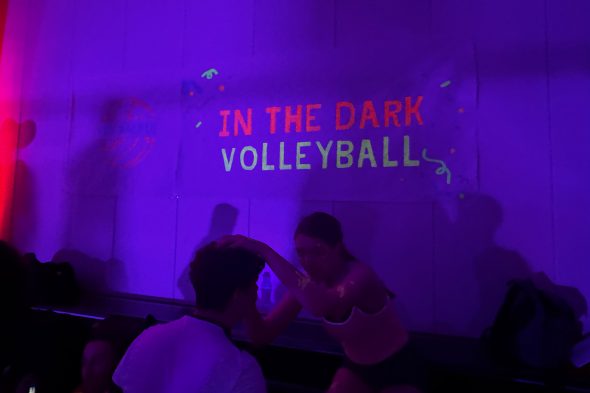 "Volleyball in the Dark" feiert erfolgreiche Premiere in Raeren