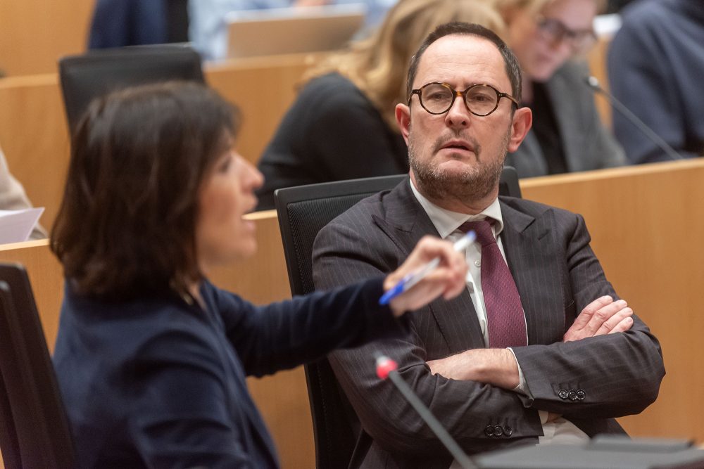 Vincent van Quickenborne bei seiner Rede im Kammerausschuss