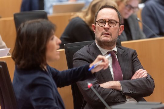 Vincent van Quickenborne bei seiner Rede im Kammerausschuss