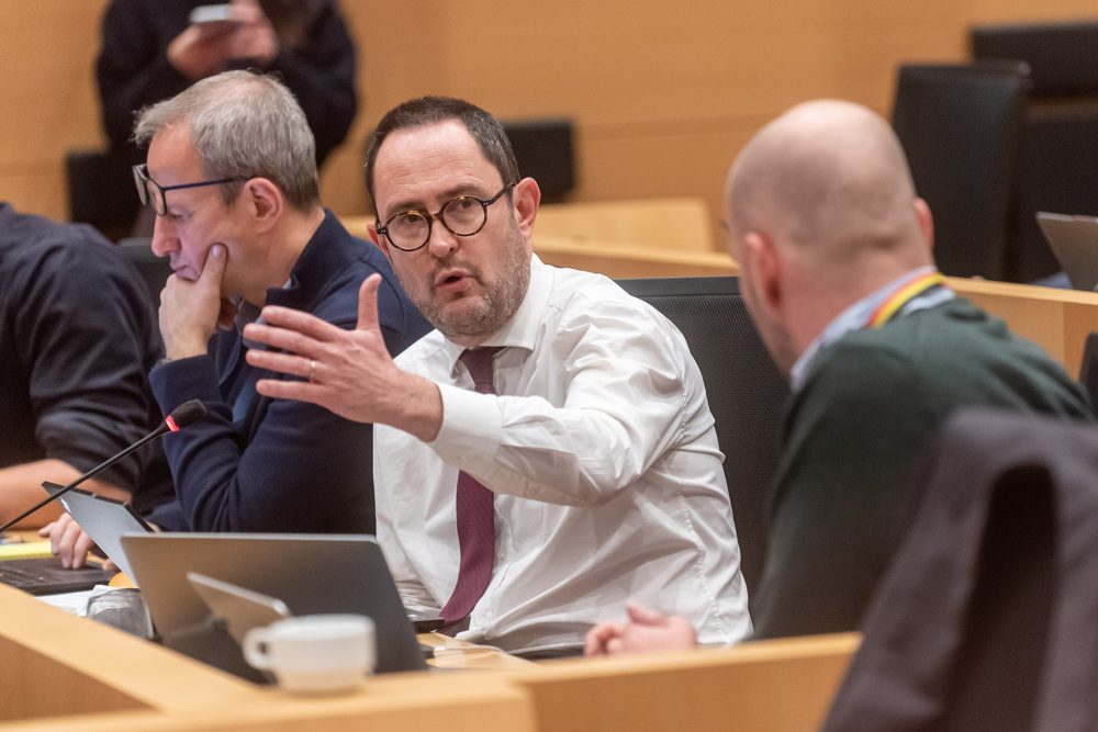 Vincent van Quickenborne bei seiner Rede im Kammerausschuss