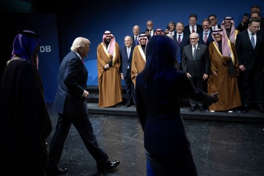 Der saudische Kronprinz Mohammad bin Salman und US-Präsident Donald Trump begrüßen die Teilnehmer des Invest-Forums in Washington