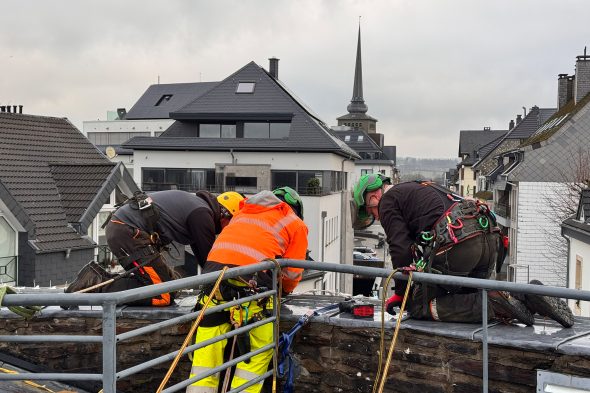 Mitarbeiter des Bauhofs St. Vith bringen die Lichterketten am Bücheltum an