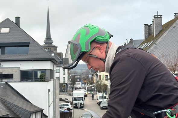 Mitarbeiter des Bauhofs St. Vith bringen die Lichterketten am Bücheltum an