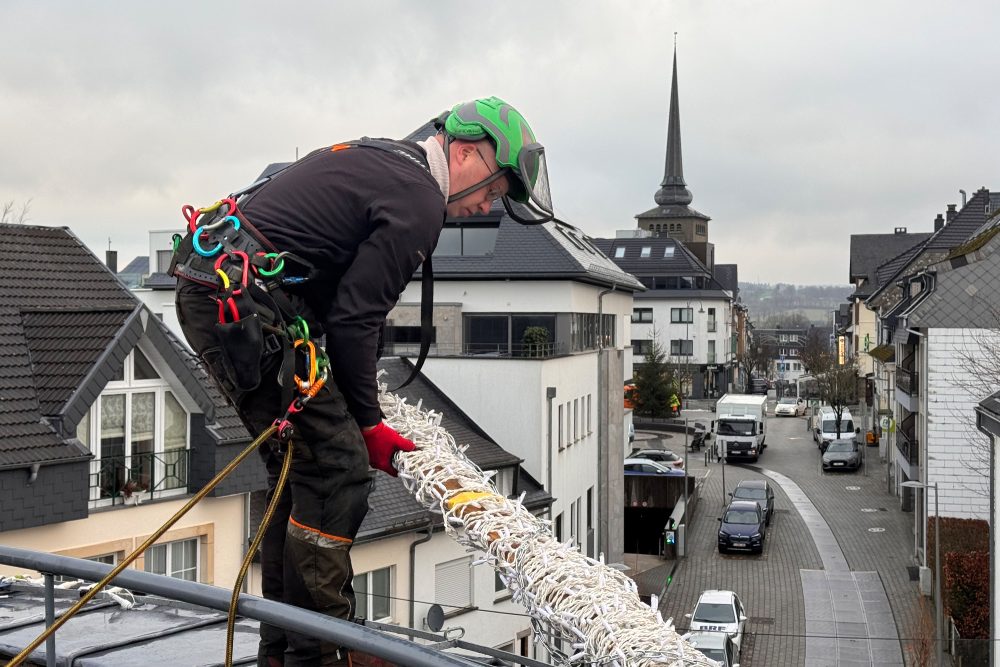 Mitarbeiter des Bauhofs St. Vith bringen die Lichterketten am Bücheltum an