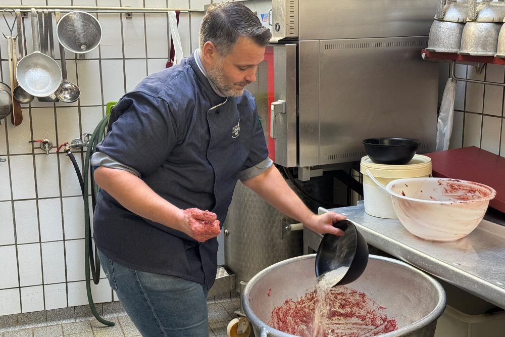 Metzger Mario Hilt bei der Herstellung der Weihnachtspastete