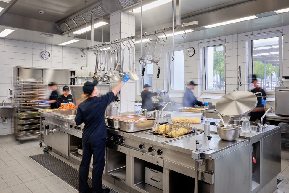 Großküche bei laufendem Betrieb