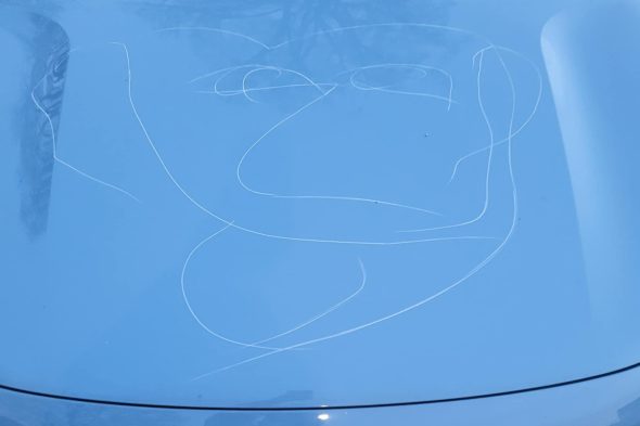 Zerkratzte Motorhaube