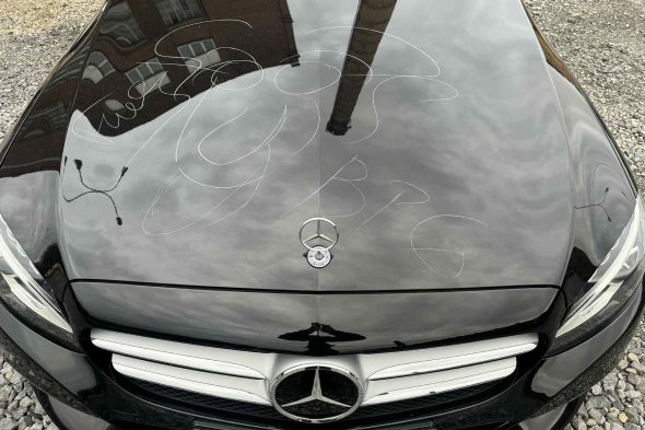 Zerkratzte Motorhaube