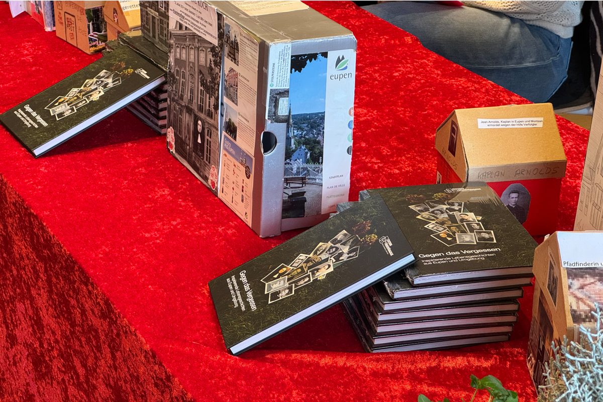 Bücherstapel und die von den Schülern gebastelten Häuschen liegen auf dem Tisch