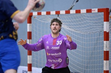 Torwart steht bereit, um Angriff abzuwehren