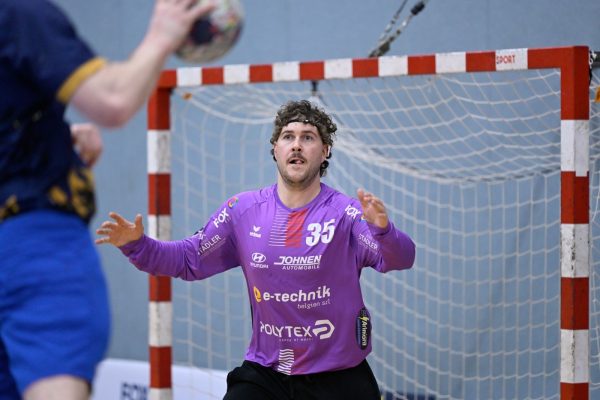 Torwart steht bereit, um Angriff abzuwehren