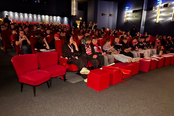 Kinosaal des Büllinger "Scala" mit roten Sesseln und Zuschauern