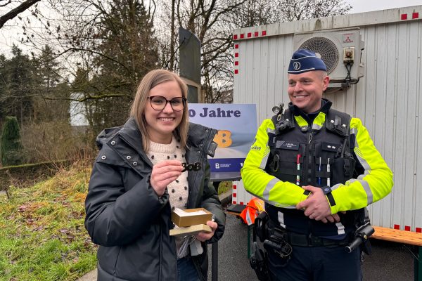 30 Jahre Bob-Kampagne: Susanne erhält einen von nur 30 goldenen Bob-Anhängern