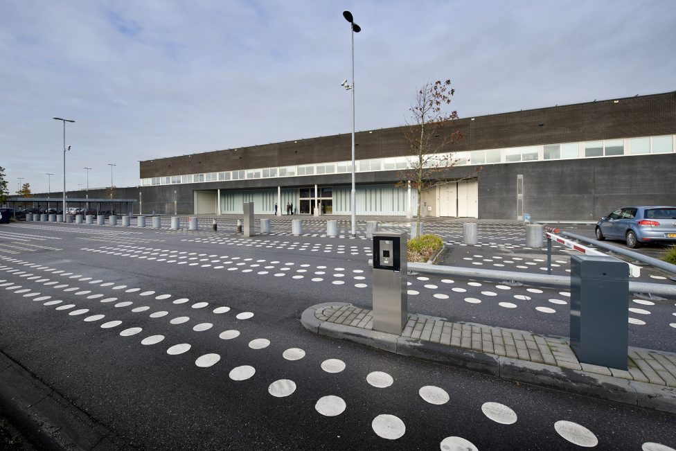 Parkplatz vor der Abschiebehaftanstalt am Flughafen von Rotterdam