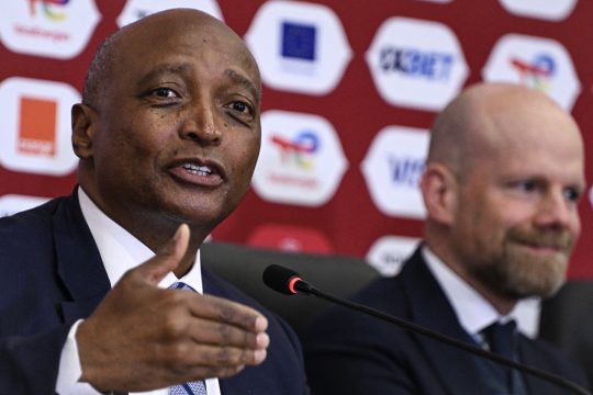 CAF-Präsident Patrice Motsepe (li.) bei einer Pressekonferenz im marokkanischen Rabat