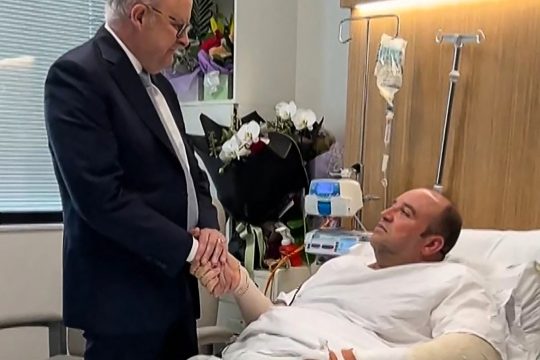 Anthony Albanese am Krankenbett von Ahmed Al-Ahmed