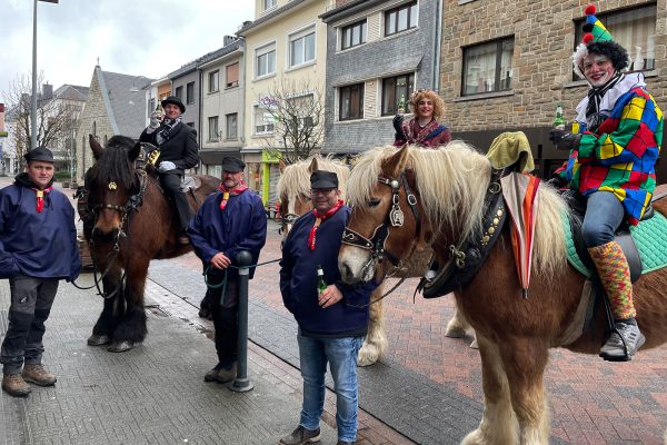 Die Ahl on de Pajass auf ihren Pferden