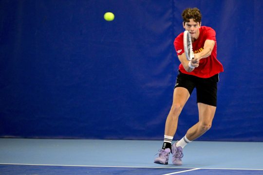 Alexander Blockx spielt den Ball mit seiner beidhändigen Rückhand