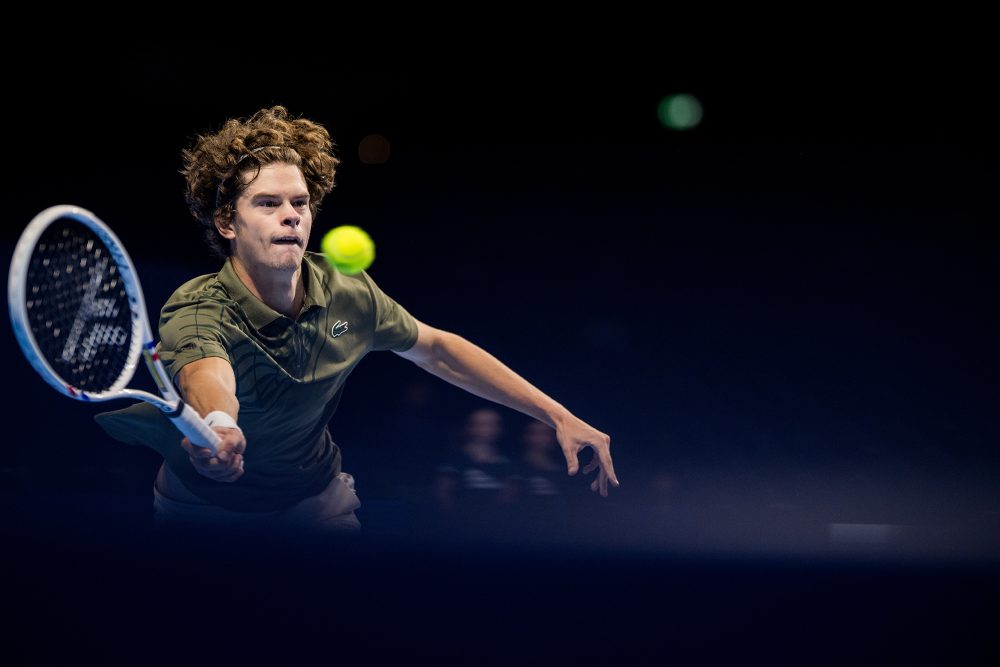 Tennis-Nachwuchstalent Alexander Blockx spielt den Ball