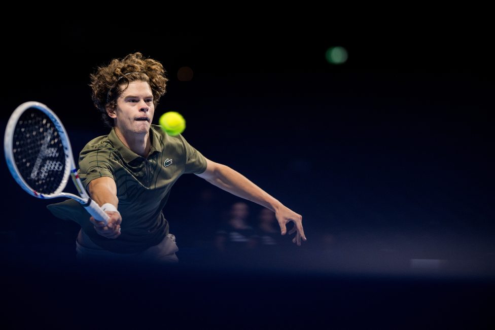 Tennis-Nachwuchstalent Alexander Blockx spielt den Ball