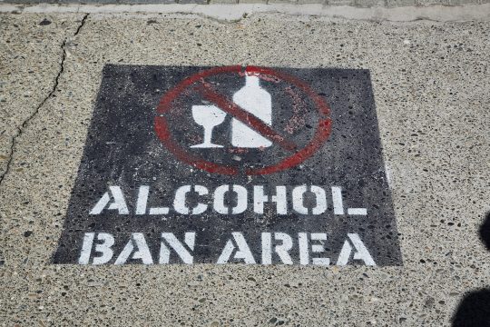 Alkoholverbots-Schild auf einer Straße