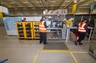 Mitarbeiter von hinten in einer Halle des Amazon-Vertriebszentrums in Antwerpen