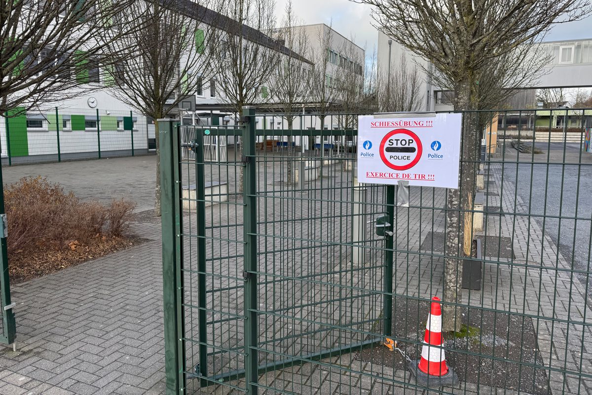 Am Zaun am RSI ist ein Hinweisschild auf die Übung angebracht worden