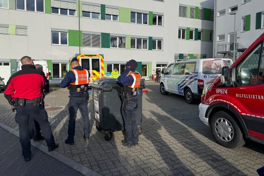 Einsatzkräfte und Einsatzfahrzeuge vor dem RSI