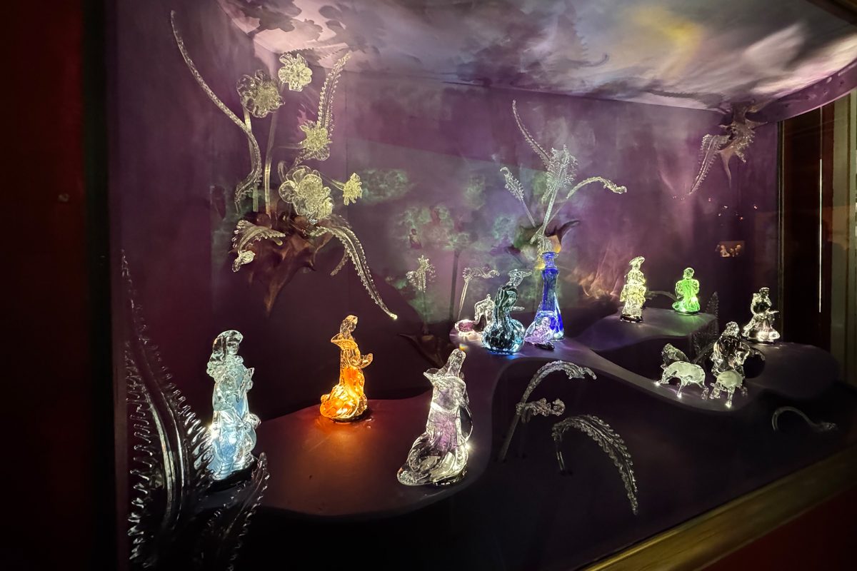 Auch in der Krippe aus Glas spielt Licht eine besondere Rolle