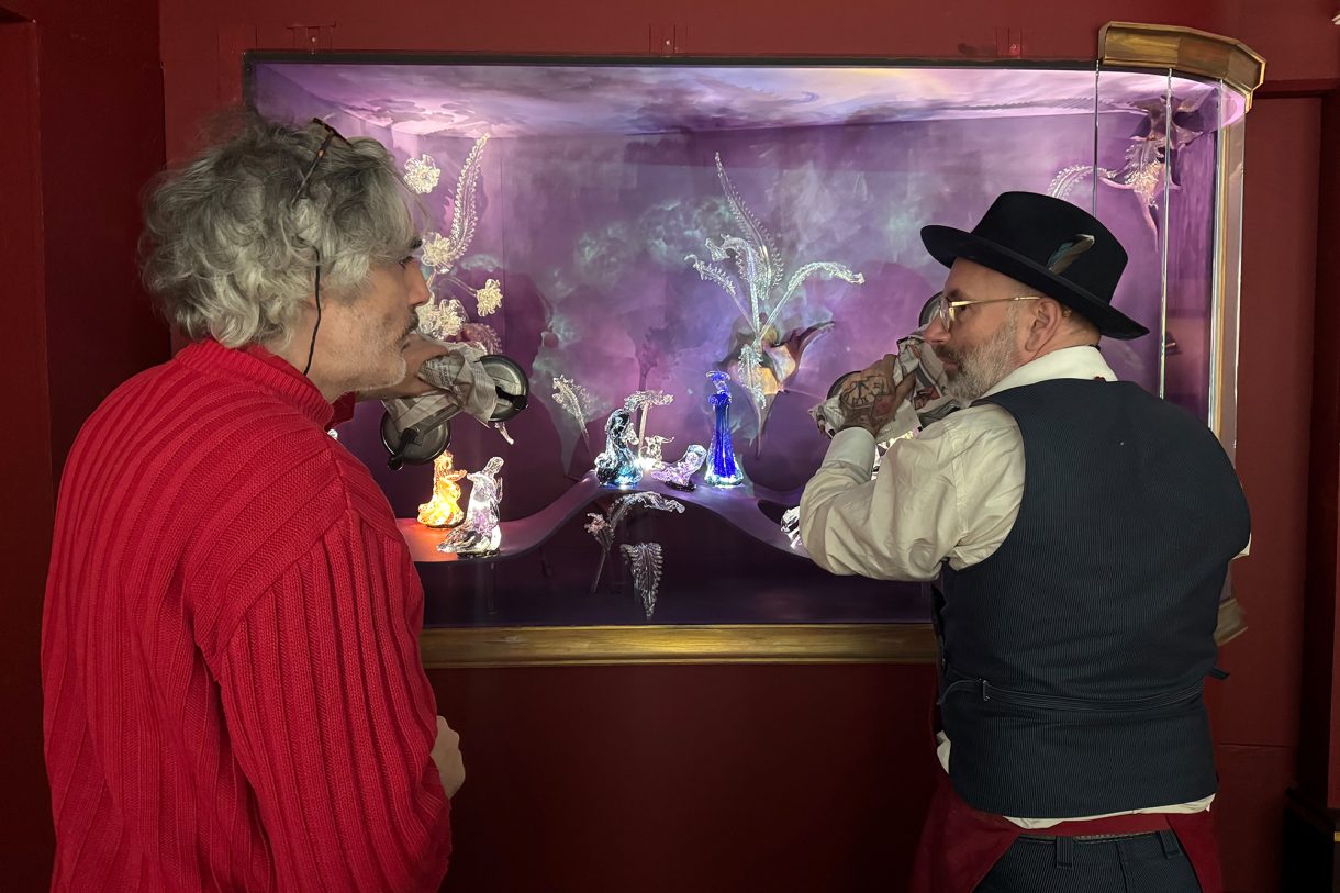 Sebastien Boucherit und Olivier Jaubert vor der Glaskrippe