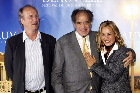 Arthur Cohn mit den Schauspielern William Hurt und Maria Bello 2008 in Deauville