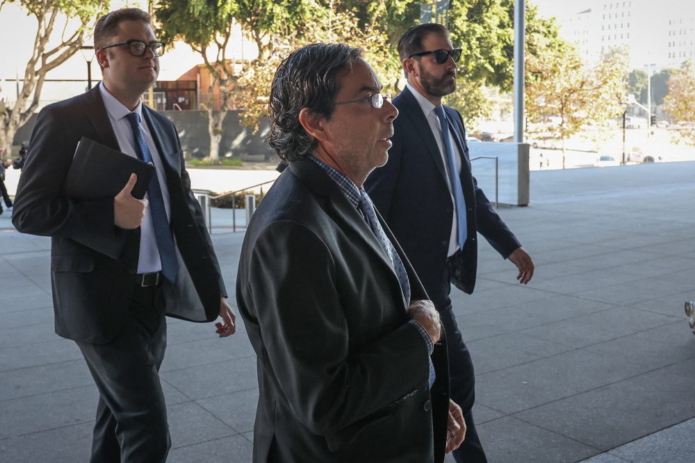 Der frühere Arzt von Matthew Perry auf dem Weg zum Gerichtsgebäude, begleitet von zwei Männern in Anzügen